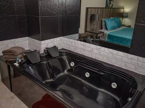 1 Bedroom Hot tub ac elevator security King Bed