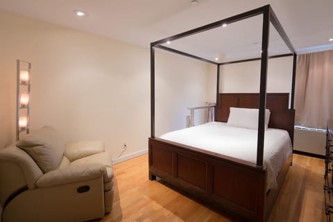 Modern Duplex 1 bdrm , 1.5 Baths + terrace!
