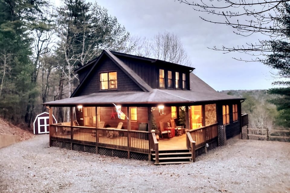 Beautiful Blue Bear Ridge. Your getaway awaits you! Peaceful. Quiet. Serene. Private. Ahhhhh.