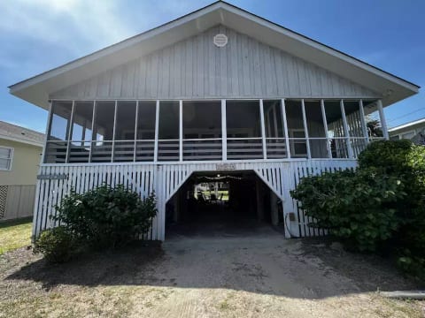 Charming galley style beachhouse with 5 bedrooms, 3 baths and updated features