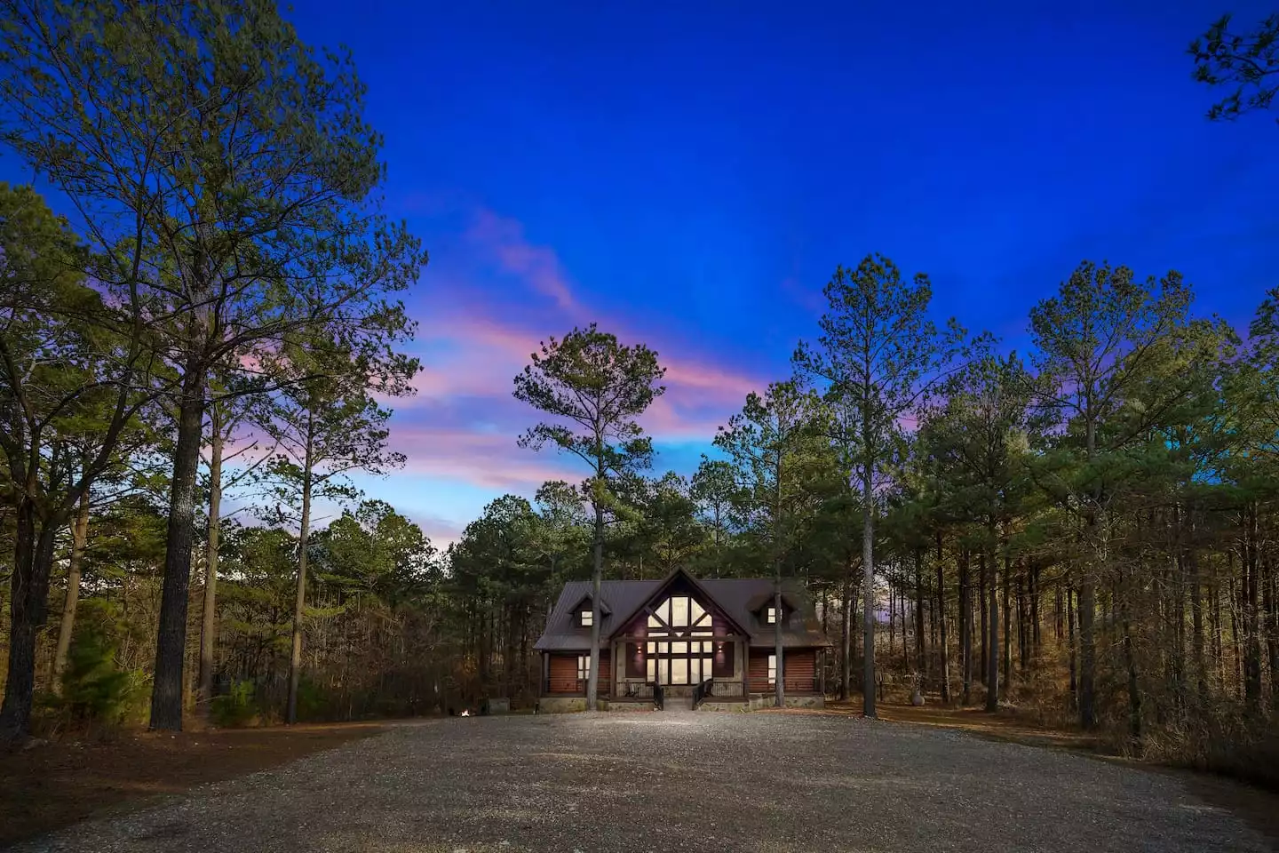Secluded Corner Lot w/ Tall Pine trees surrounding the cabin Secluded Corner Lot w/ Tall Pine trees surrounding the cabin - Iron Horse Lodge - Broken Bow