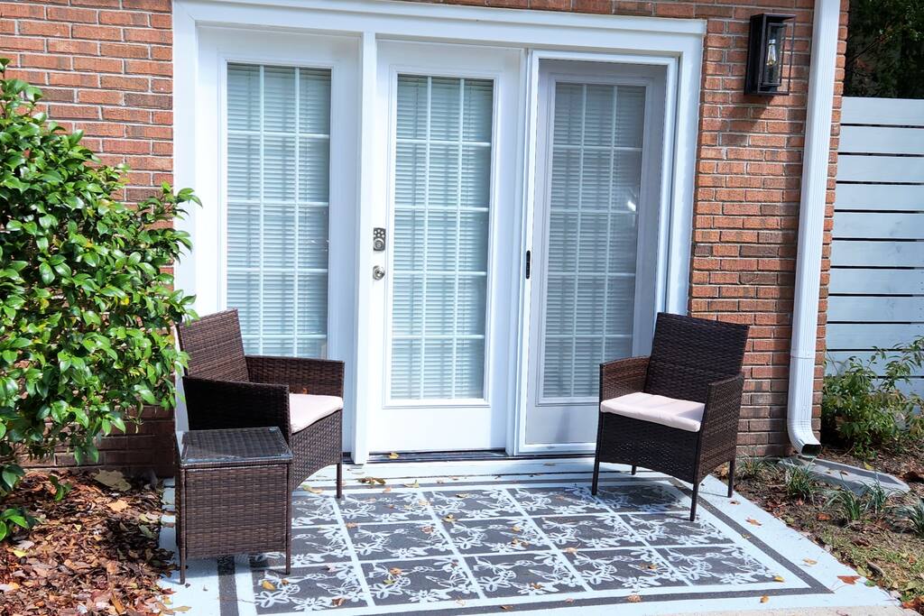 Exclusive use of patio on the front of the house. - Travelers Getaway - Long Term Stays Welcome!!! - Columbia