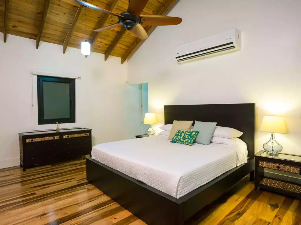 Upper King Ensuite - Vivaro Roatan Beachfront - West End