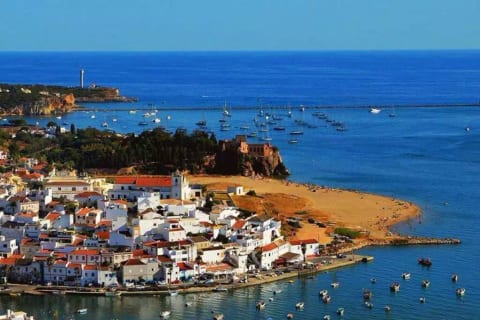 Waterfront, big terrace, hot tub, 200 m to beach