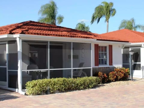 Private villa with screened porch 2 villas from beach