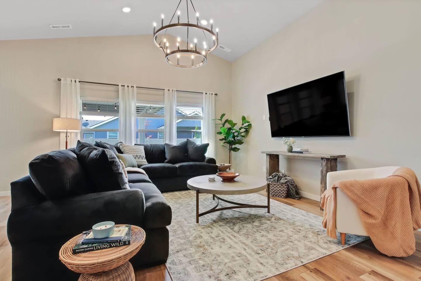 the-meridian-manor-or-private-4-bedroom-home/