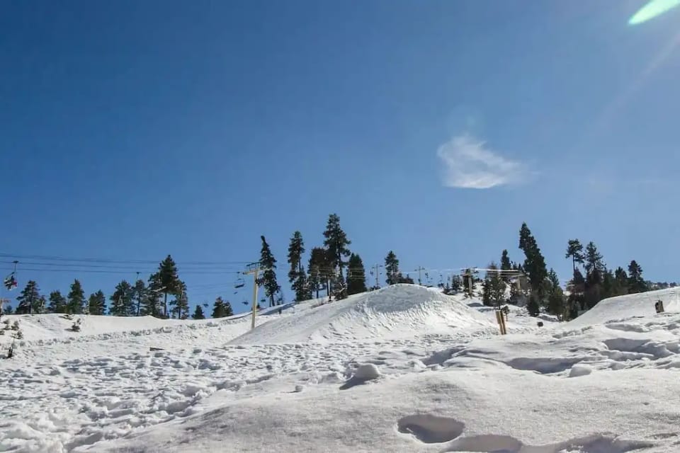 Cabina con accesso diretto alle piste da sci, con vasca idromassaggio privata e camino - Big Bear Lake