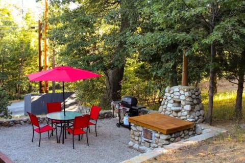 Cozy Cabin close to town. Updated w/ EV Charger