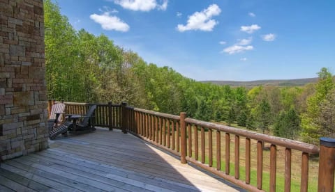 Bracken Lodge - 30 acres of private luxury & fun!