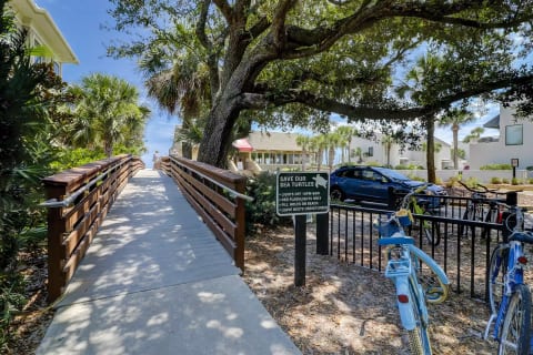 Pathway via dunes house to beach. Under 10 minute walk