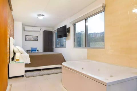 WallStreet Wolf Studio Hot Tub Two Flat Screens AC
