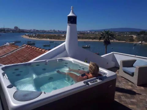 Waterfront, big terrace, hot tub, 200 m to beach