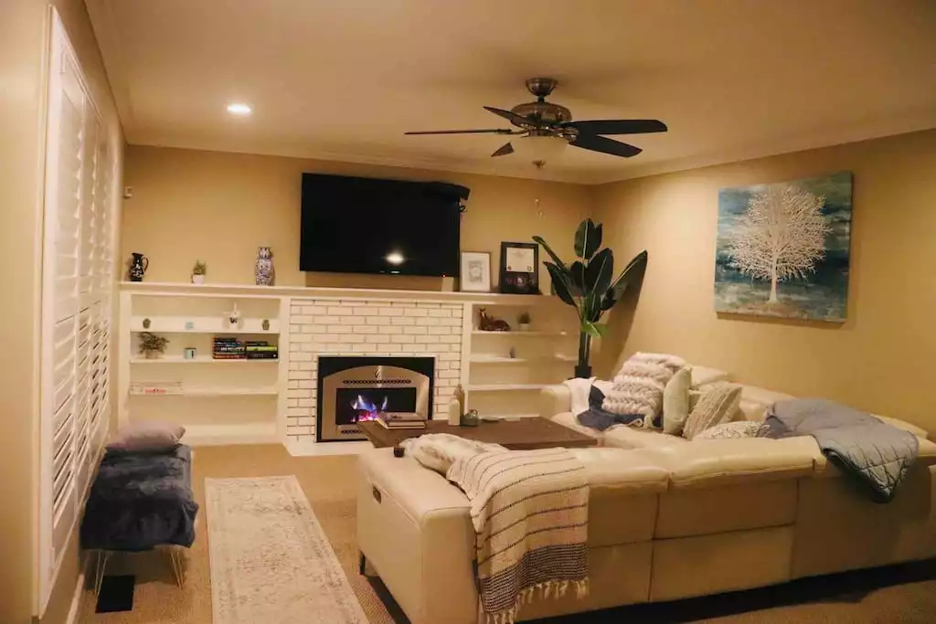 Peaceful Cozy Living Room with  Gas Fireplace and Dimming Lights - Casa Esperanza. Peaceful Get Away W/Hot tub. - Salinas