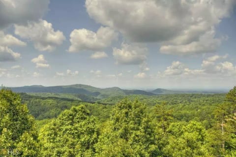 Rare 5 bedroom lodge with stunning mountain views and all paved access.