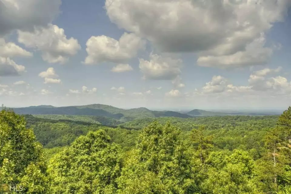 Rare 5 bedroom lodge with stunning mountain views and all paved access.