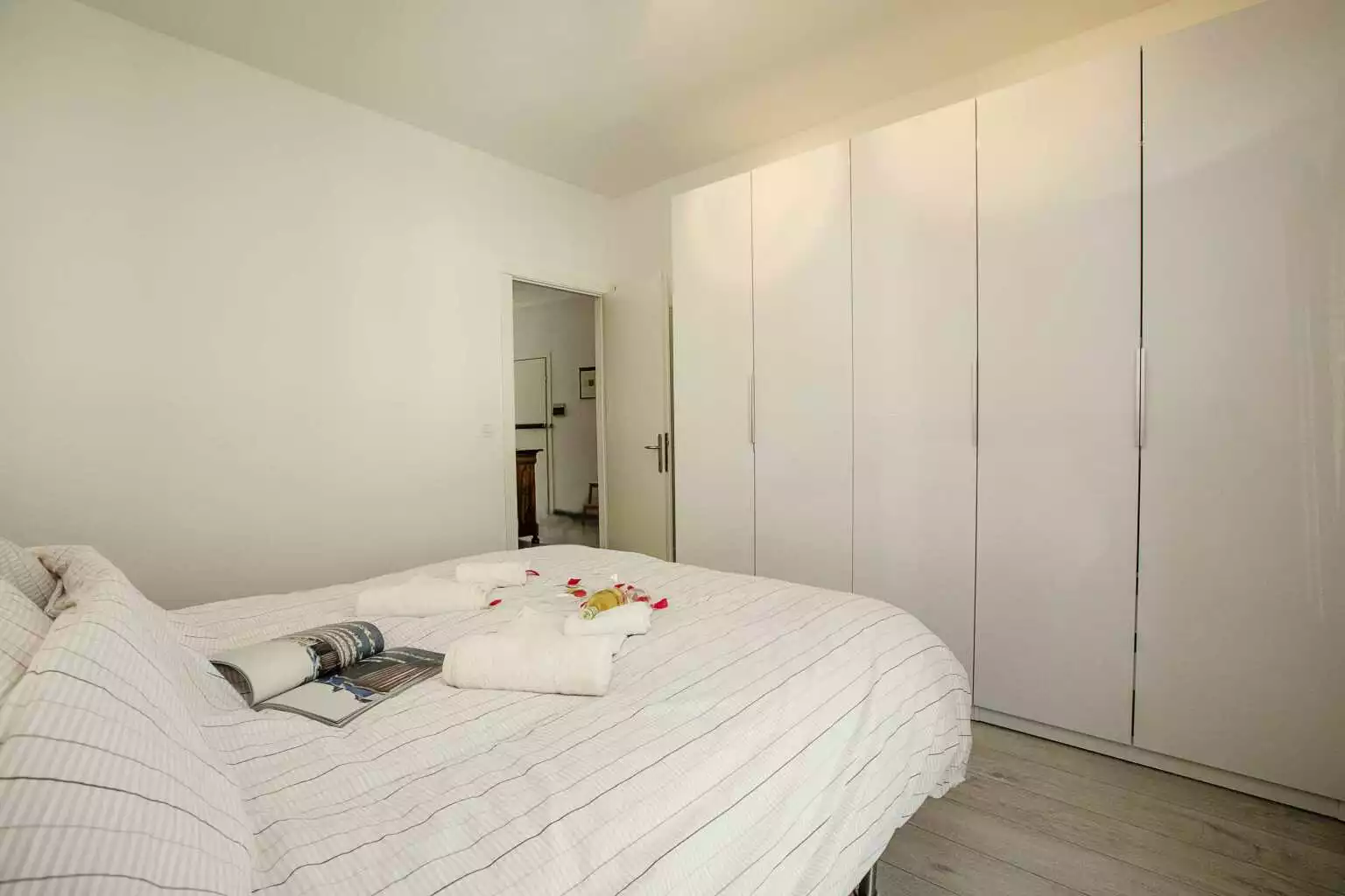 The master bedroom with double bed and wardrobe - Appartament Spiaggia Azzurro lake view - Toscolano Maderno