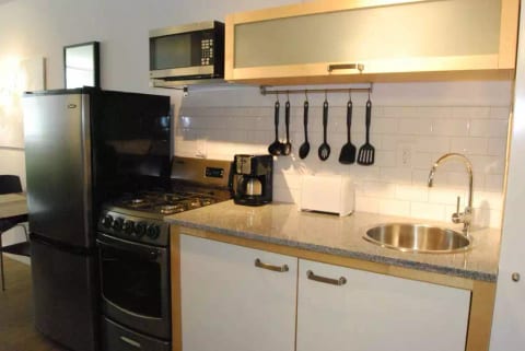 Studios On 25th - Premium Studio - Kitchen
