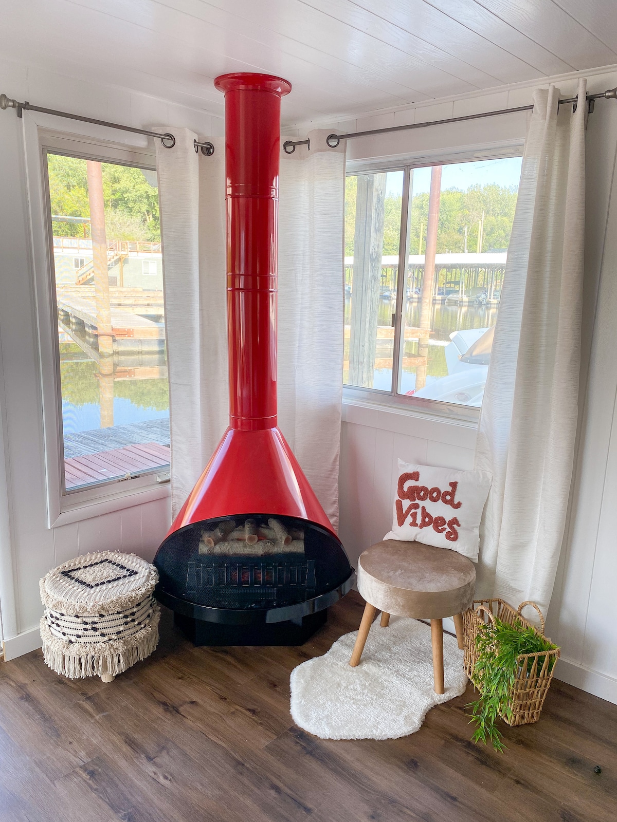 Retro floating cabin on river backwaters. HOT TUB!