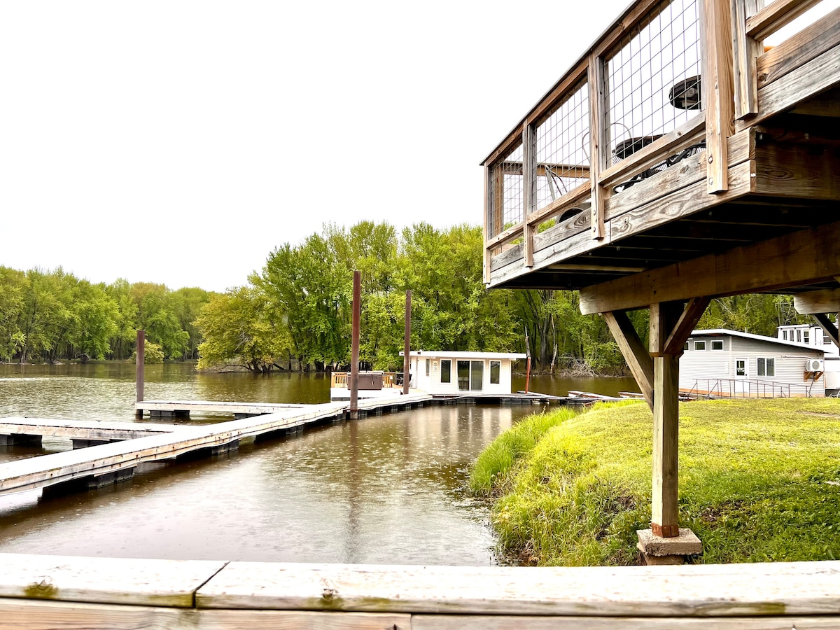 Retro floating cabin on river backwaters. HOT TUB!