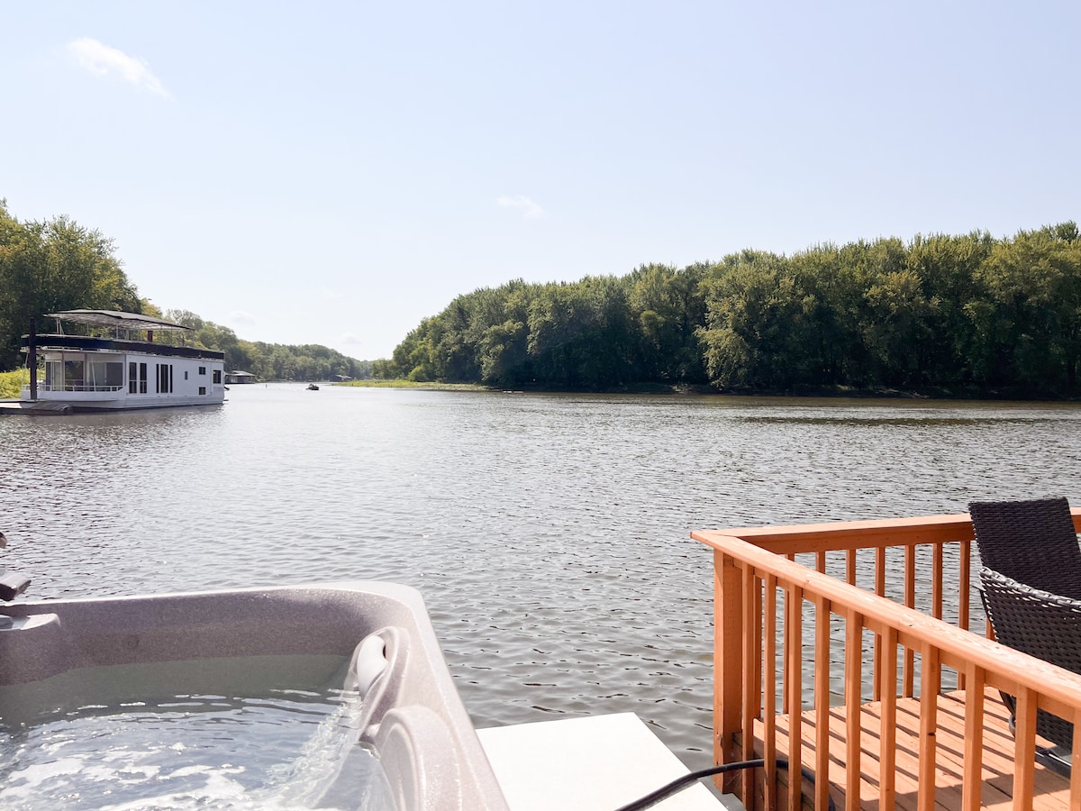 Retro floating cabin on river backwaters. HOT TUB!
