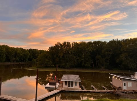 Retro floating cabin on river backwaters. HOT TUB!