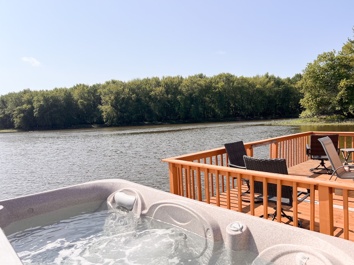 Retro floating cabin on river backwaters. HOT TUB!