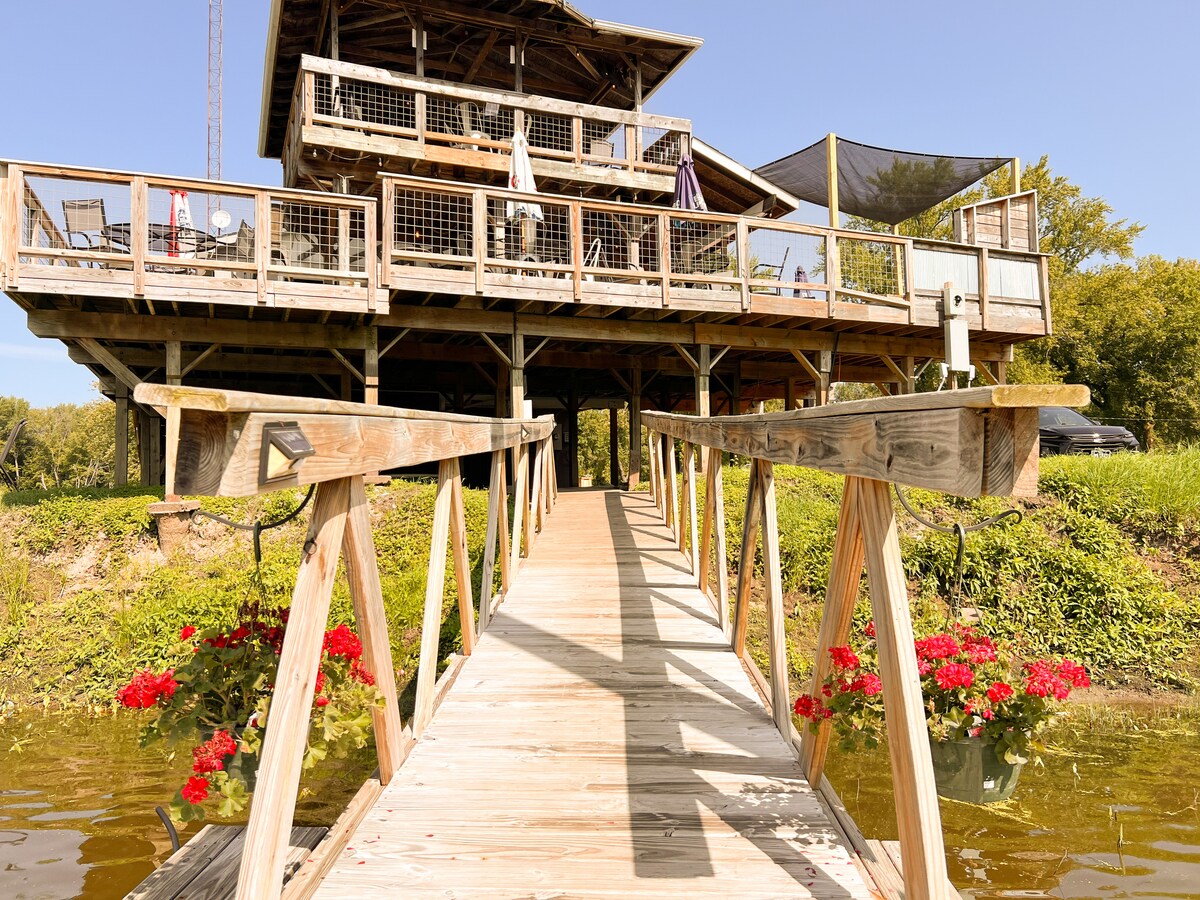Retro floating cabin on river backwaters. HOT TUB!