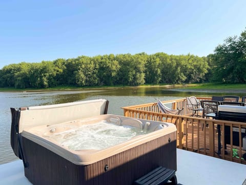 Retro floating cabin on river backwaters. HOT TUB!