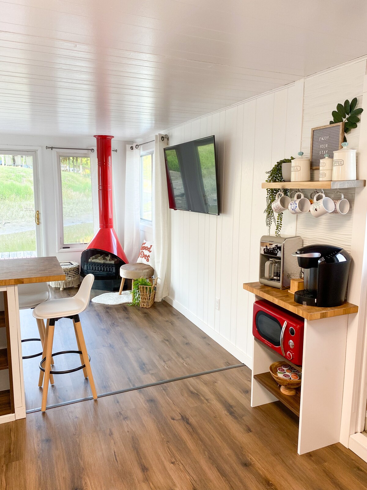 Retro floating cabin on river backwaters. HOT TUB!