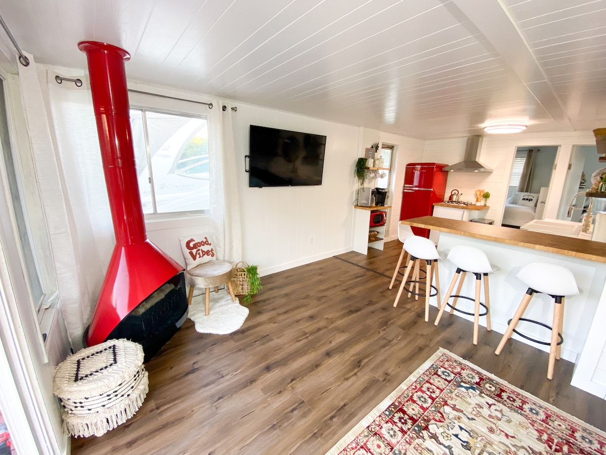 Retro floating cabin on river backwaters. HOT TUB!