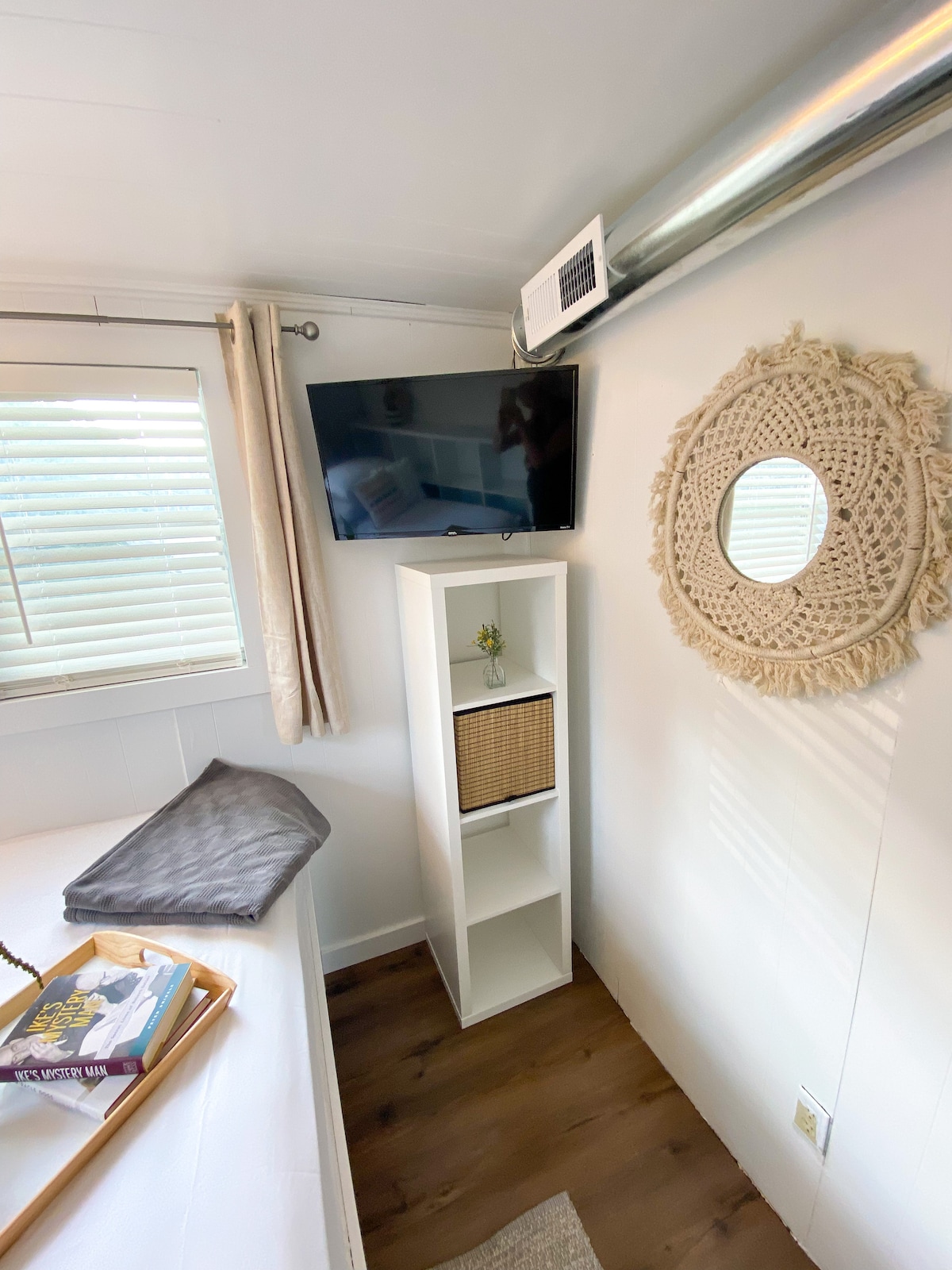Retro floating cabin on river backwaters. HOT TUB!