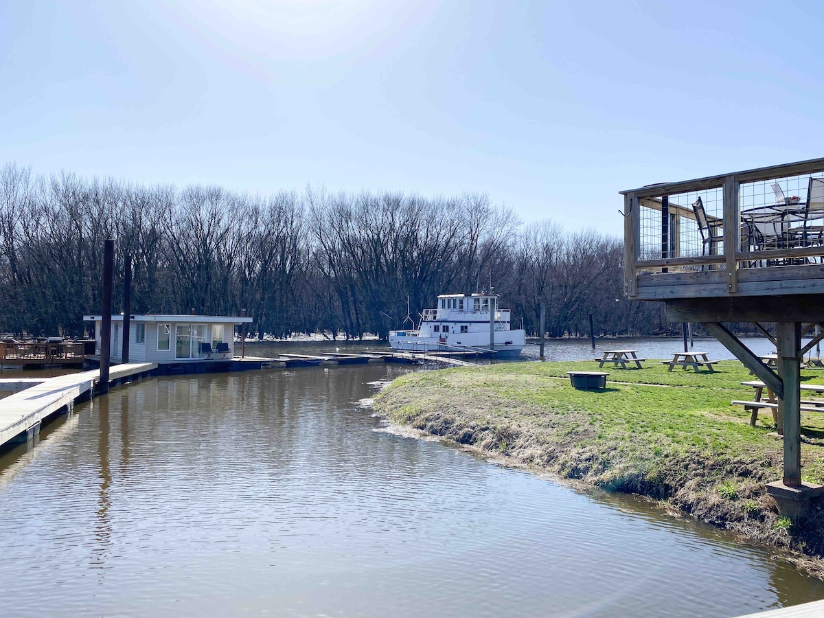Retro floating cabin on river backwaters. HOT TUB!