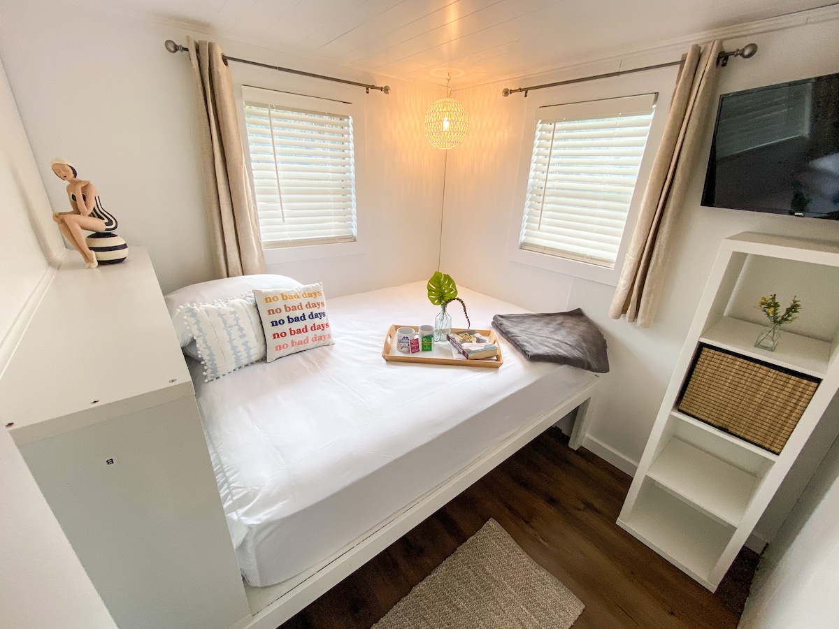 Retro floating cabin on river backwaters. HOT TUB!