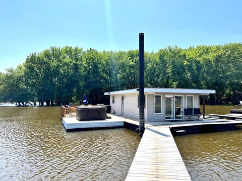 Retro floating cabin on river backwaters. HOT TUB!