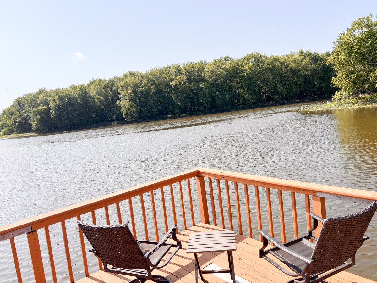 Retro floating cabin on river backwaters. HOT TUB!