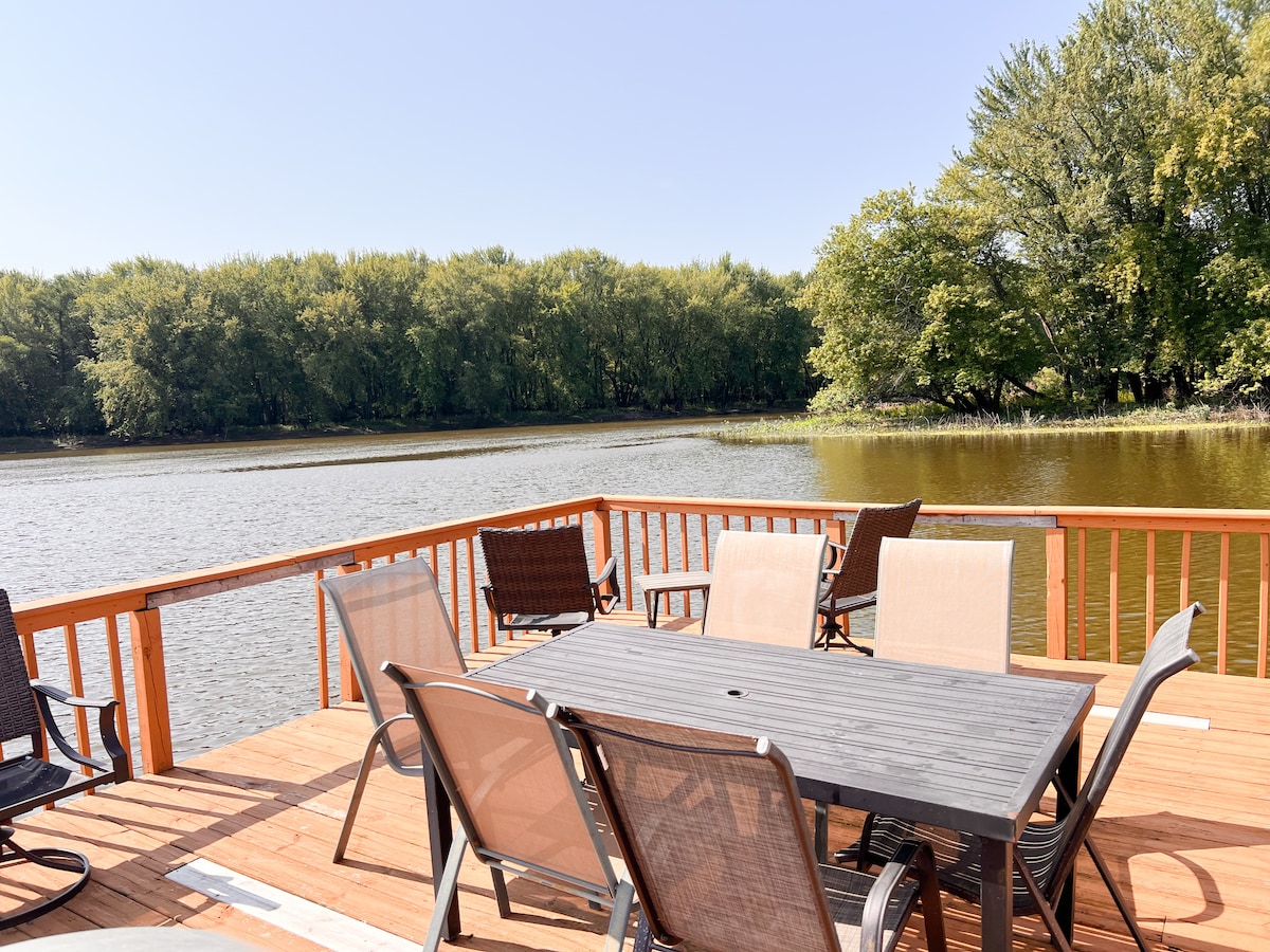 Retro floating cabin on river backwaters. HOT TUB!