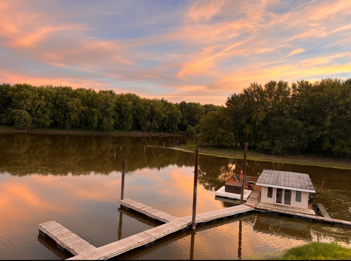 Retro floating cabin on river backwaters. HOT TUB!