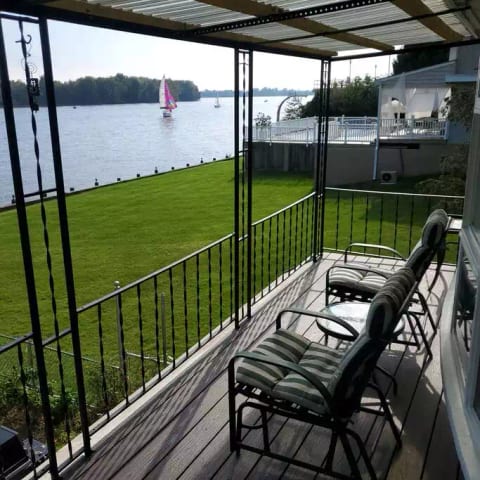 Waterfront Getaway. Private Deck. Walk to town.