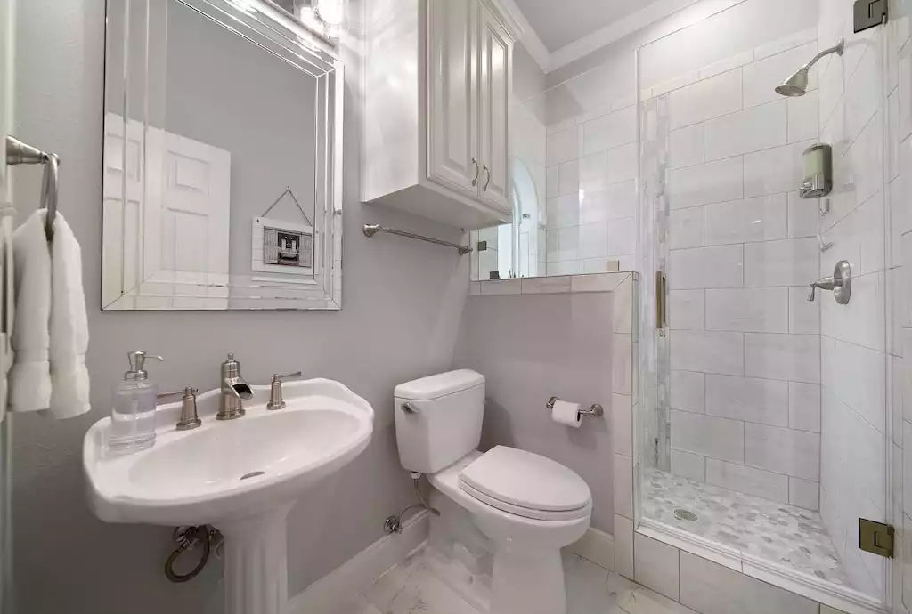 Hallway bath next to the king bedroom. Bathroom #2. - Main House at Whispering Oaks Estate - Dripping Springs