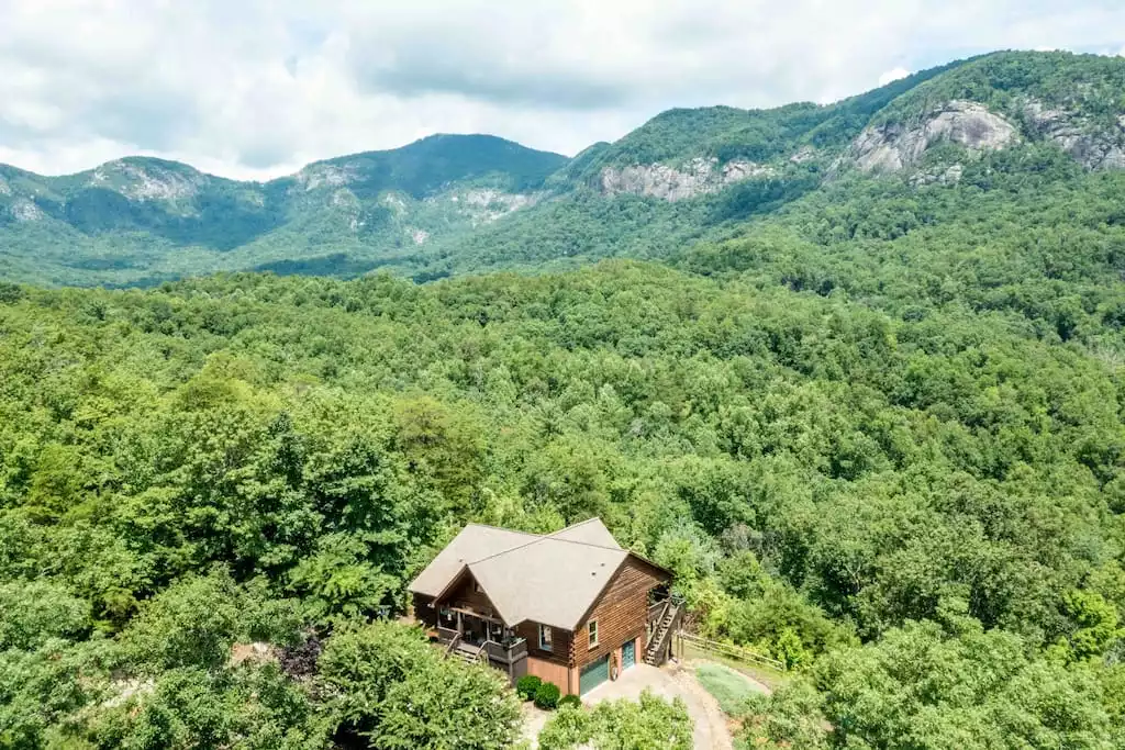wild-valley-lodge-stunning-views-near-chimney-rock/