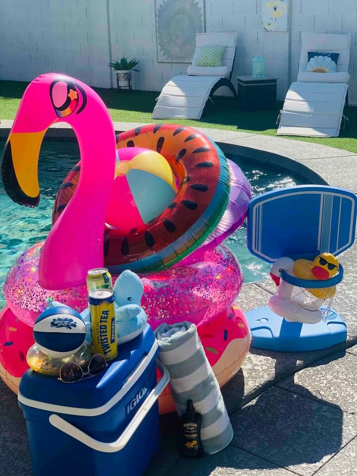Lots of fun pool toys and Corn Hole in the garage. As well as extra chairs and a cooler. Our Casa is your Casa! We have it all! Stadium Oasis Glendale, Arizona