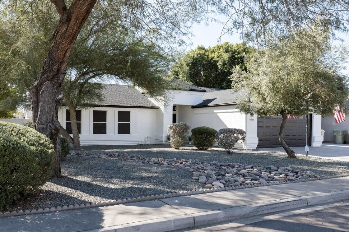 Nice quiet safe neighborhood, only 3 miles from all the stadium action.