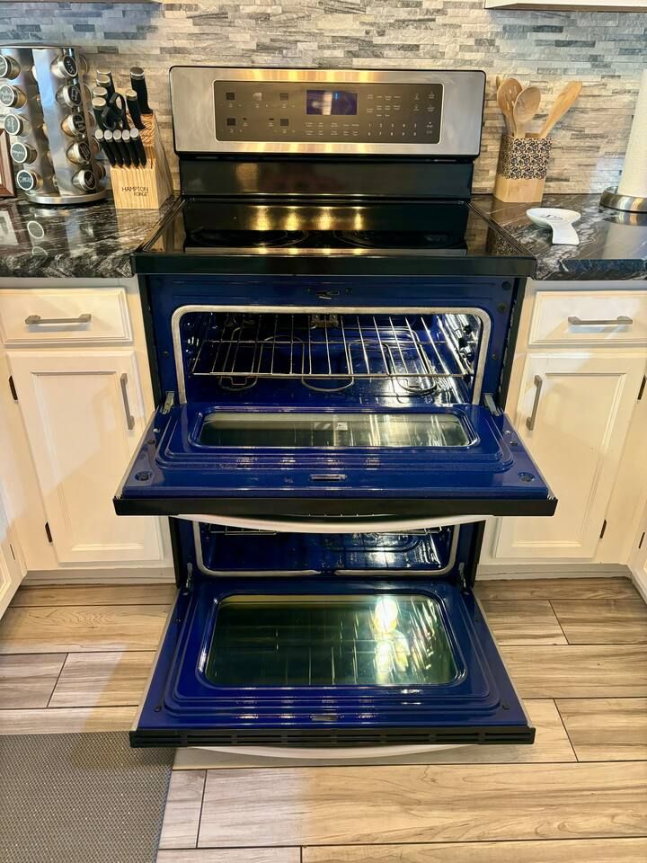 Double oven to help prepare your meals, so convenient. Stadium Oasis Glendale, Az