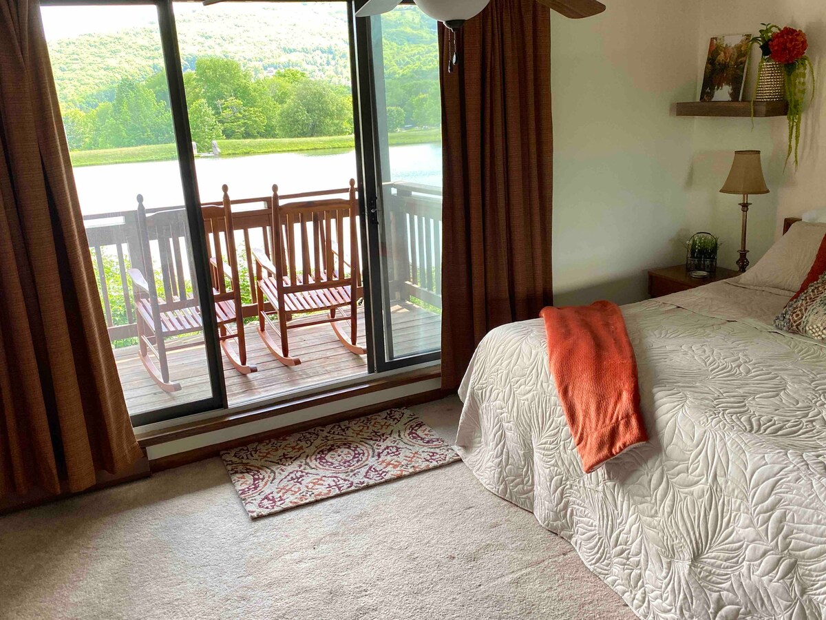 Autumn-themed master suite complete w/private bath and private deck. This bedroom is a favorite due to it’s spaciousness, mountain and countryside views. Guests’ love the hi-speed WiFi and dedicated workspace this room provides.  Suite Escape@Snowlake   3-30 NTS | WALK to Lifts