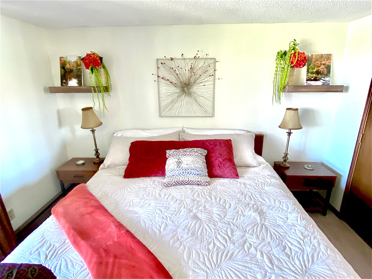 Autumn-themed master suite complete w/private bath and private deck. Lower level, mountain and lake view. Suite Escape@Snowlake   3-30 NTS | WALK to Lifts