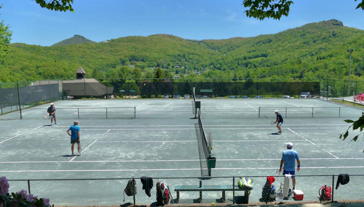 Steps to tennis-No membership required Suite Escape@Snowlake   3-30 NTS | WALK to Lifts