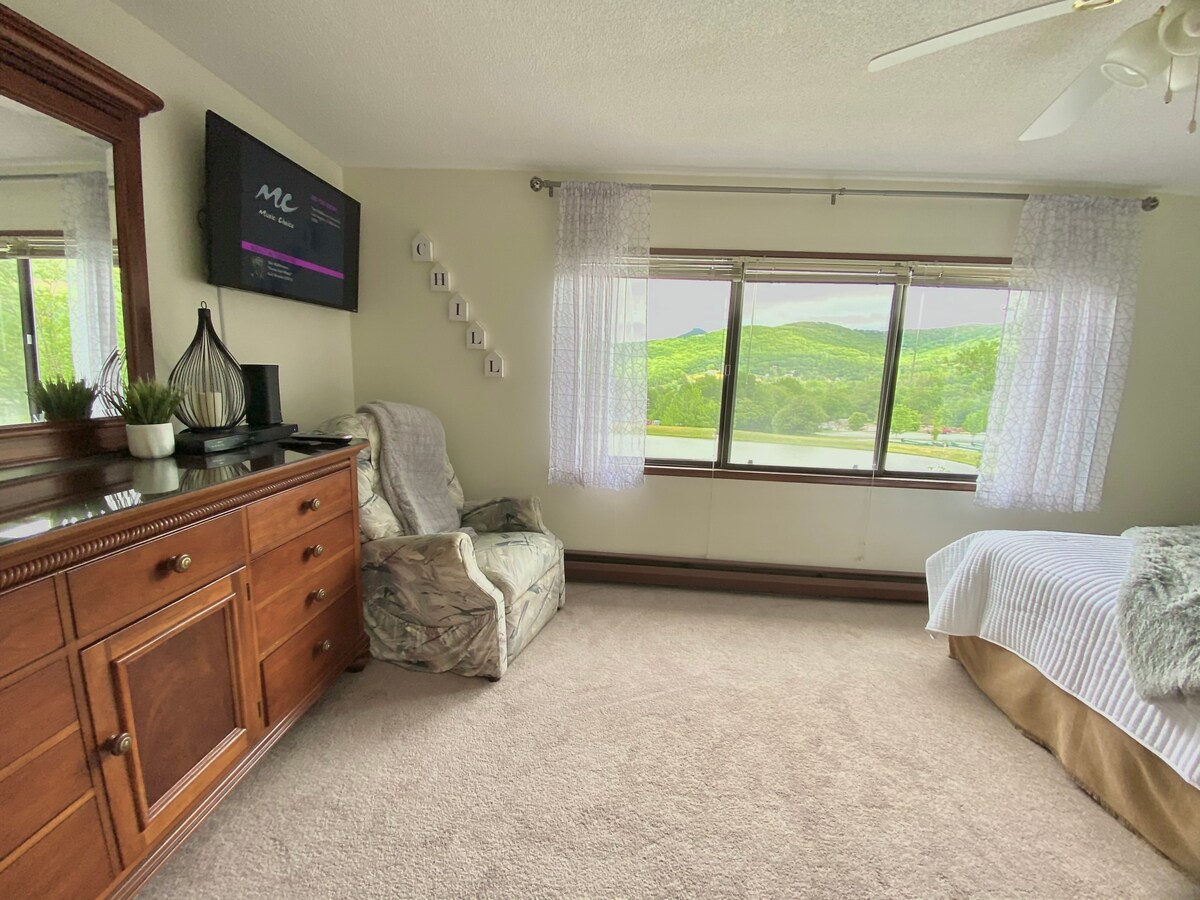 Winter-themed master suite w/private bath - third level. Beautiful views of the mountains and lake. Suite Escape@Snowlake   3-30 NTS | WALK to Lifts