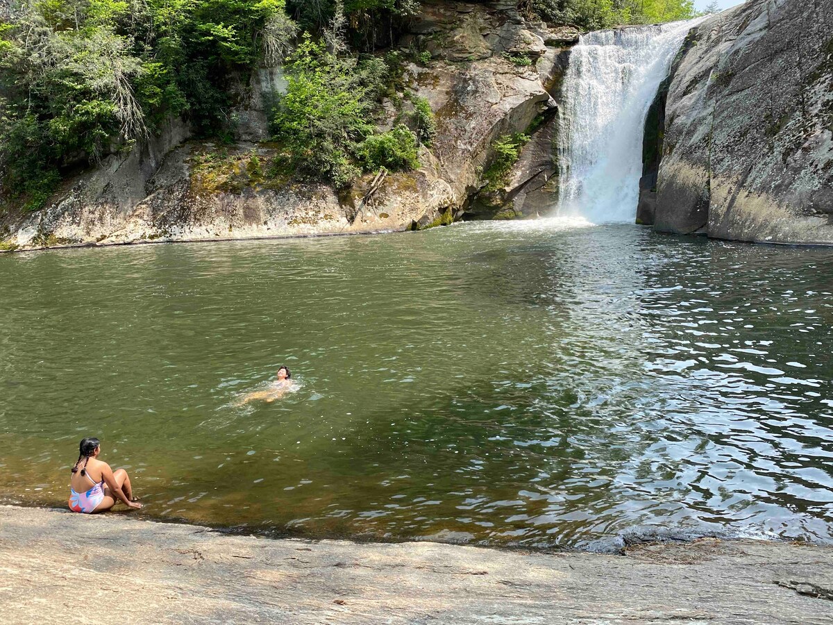 Private swimming holes are a short drive away. Book here, and we will share all the local secrets of Banner Elk, Beech Mountain, Sugar Mountain, Blowing Rock and Boone. Suite Escape@Snowlake   3-30 NTS | WALK to Lifts