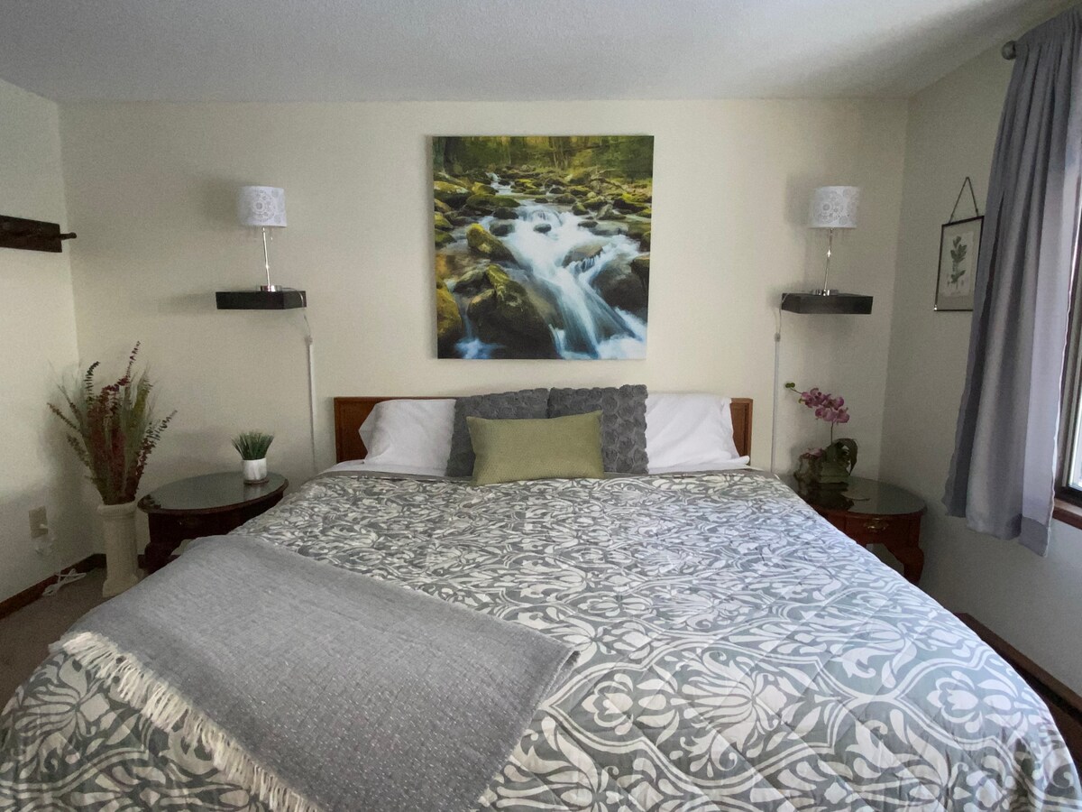 Enjoy a Spring Themed bedroom with attached bath. 1 king and a twin trundle with waterfall decor will get you excited to start exploring. One room sleeps 4! Suite Escape@Snowlake   3-30 NTS | WALK to Lifts