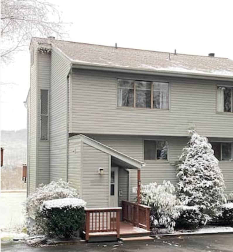 Easy in and out...drive right up to the entrance. Suite Escape@Snowlake   3-30 NTS | WALK to Lifts